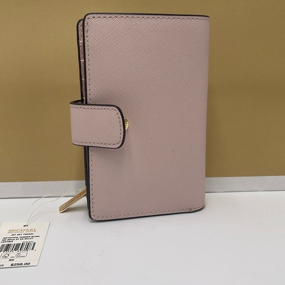 Michael Kors Medium Saffiano Leather Wallet
Powder Blush
NWT - Picture 15 of 16